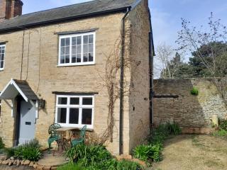 Mews Cottage, a 2 bedroom Georgian Cottage which comfortably sleeps 4 located in a quiet courtyard 50 metres from Olney Market Place - 6