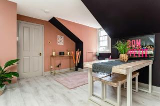 The Glasgow Rose- Stylish Penthouse 2 Bed City Centre Apartment with Free Parking & Lift - 3