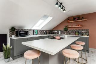 The Glasgow Rose- Stylish Penthouse 2 Bed City Centre Apartment with Free Parking & Lift - 2