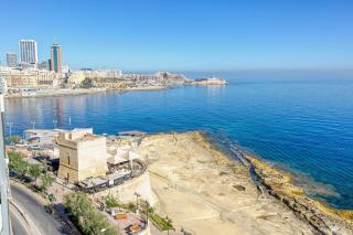 Seafront 3BR APT in Sliema with Private Balcony by 360 Estates - Sliema - 5