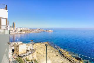 Seafront 3BR APT in Sliema with Private Balcony by 360 Estates - 4