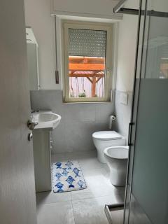 Bilocale completamente rinnovato a 100 metri dal mare con giardino - Marina di Massa - 4