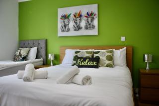 Luxury Pamper Home Hot Tub & Sauna Ladies Retreat - 3