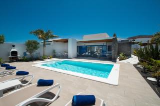 Villa Botanica - Spacious, Heated pool and BBQ, sunny terrace, garden & mountain views - Playa Blanca - 9