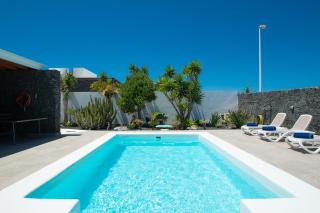 Villa Botanica - Spacious, Heated pool and BBQ, sunny terrace, garden & mountain views - Playa Blanca - 3