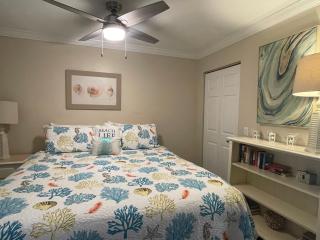 SunnyDaze-Steps to the Ocean king bed, Free bikes! - Hilton Head Island - 7