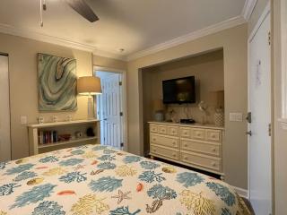 SunnyDaze-Steps to the Ocean king bed, Free bikes! - Hilton Head Island - 9