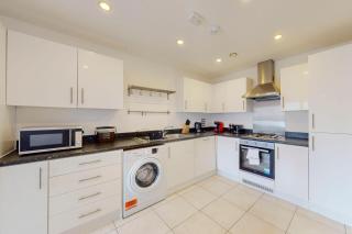 Spacious 3-Bed with balcony, 5-min walk to station - Londra - 8
