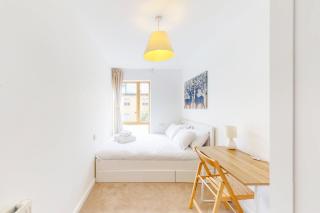 Spacious 3-Bed with balcony, 5-min walk to station - 5
