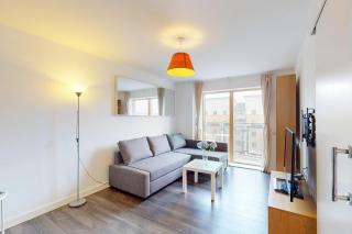Spacious 3-Bed with balcony, 5-min walk to station - Londra - 9