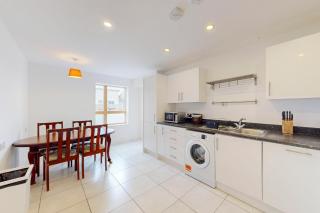 Spacious 3-Bed with balcony, 5-min walk to station - 3
