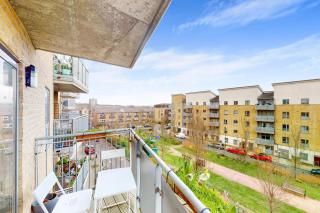 Spacious 3-Bed with balcony, 5-min walk to station - Londra - 0
