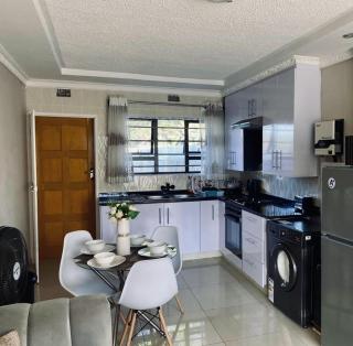 Emerald Suite Sleeps 6 with Free Parking - 8