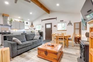 Cozy Cottage with Park Pass, 1 Mi to Jenkinson Lake! - Pollock Pines - 0