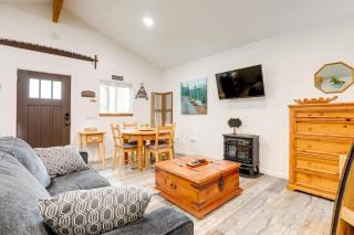 Cozy Cottage with Park Pass, 1 Mi to Jenkinson Lake! - Pollock Pines - 5