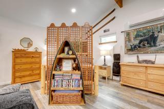 Cozy Cottage with Park Pass, 1 Mi to Jenkinson Lake! - Pollock Pines - 1