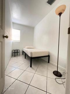 Ludge by Miami Airport - 4