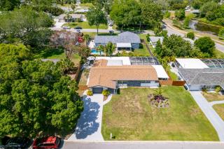 PRIVATE HEATED SALTWATER POOL AND HOT TUB 3 BEDROOM HOME in PARADISE - Largo - 1