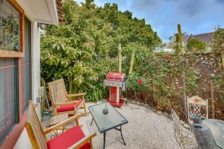 2 Blocks to Melrose Ave! Home with Furnished Patio - 9