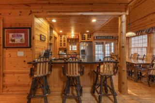Big Bear Cabin - Cabin Getaway - Private hot tub - Community Pool! - 4