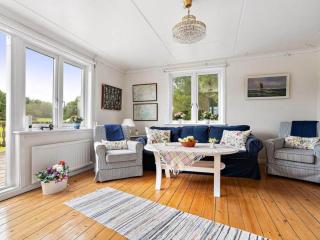 Seaside Cottage with Balcony and Grill - 3