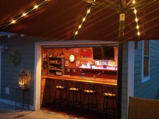 Jakers Beach House- personal bar, steps to beach - South Haven - 0