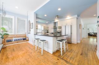 Jakers Beach House- personal bar, steps to beach - South Haven - 1