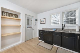 Barefoot Bungalow- pet friendly- close to beaches and town - 1