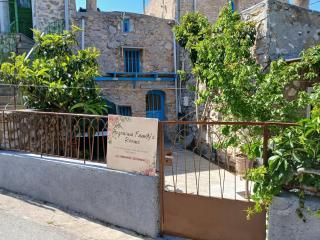 Avgonima Family's Rooms Father George - Chios - 9