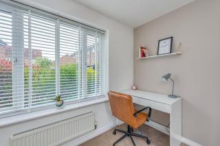 Oakbridge House - 6 mins drive to CMK - Free Parking, Fast WiFi, Smart TVs with Sky and Netflix by Yoko Property - 6