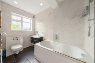 Barnet Serviced Accommodation - Elegant 5-Bedroom Home, Just a 7-Minute Stroll from High Barnet Station - Book Your Stay Today!" - 4