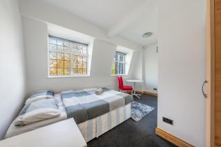 Barnet Serviced Accommodation - Elegant 5-Bedroom Home, Just a 7-Minute Stroll from High Barnet Station - Book Your Stay Today!" - New Barnet - 1