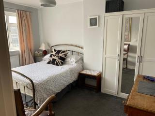 Private Room in a house in the Cotswolds - 6