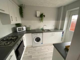 The Marlene - Lovely 3-Bed Home - Free WIFI & Parking - Short or Long Stays - 2