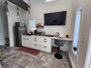 Tiny House with HOT TUB, close to golf and hiking!! - Oyster Bay - 3