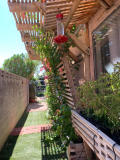 Hummingbird's Retreat-One bedroom-private bath-private entry door - 2