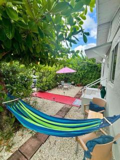 Queen bedroom in best Location! APARTMENT IS SHARED In a 2 rooms apt - Parking, Laundry and Drop Off Lugagge ! - 7