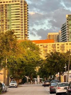 Queen bedroom in best Location! APARTMENT IS SHARED In a 2 rooms apt - Parking, Laundry and Drop Off Lugagge ! - 6
