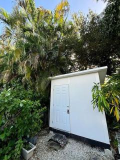 Queen bedroom in best Location! APARTMENT IS SHARED In a 2 rooms apt - Parking, Laundry and Drop Off Lugagge ! - 4