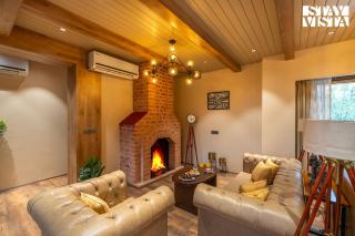 StayVista at Swiss Chalet - Tangmarg with Gazebo & Lawn - 5