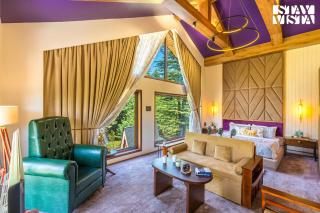 StayVista at Swiss Chalet - Tangmarg with Gazebo & Lawn - Tangmarg - 3
