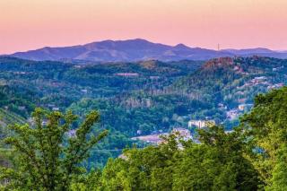 Mountain Bliss: Estate w/ Views~FirePit~Hot Tub~Gburg 5min~3 Pools - Gatlinburg - 9