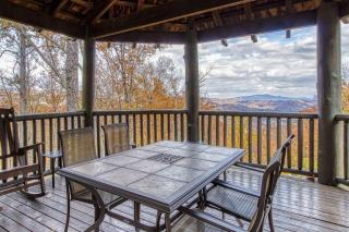 Mountain Bliss: Estate w/ Views~FirePit~Hot Tub~Gburg 5min~3 Pools - Gatlinburg - 3