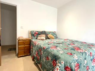 Spacious Relaxing Double Bedroom near Heart of City - 4