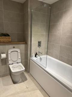 NEW Penthouse height Flat, City View Balcony, Free Gym & More Minimalistic Home - 2