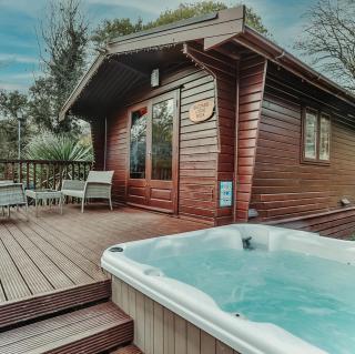 Herons Lake Retreat Hot Tub Lodges - Caerwys - 2