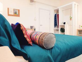 Double Studio, Private Bath & Balcony, Shared Kitchen with Local Family by Pillows & Purrs - Bangkok - 5