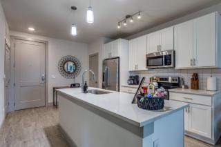 Trendy Condo on Riverwalk Free Parking Pet Friendly Centrally Located on the Riverwalk - San Antonio - 3