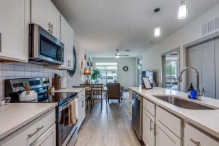 Trendy Condo on Riverwalk Free Parking Pet Friendly Centrally Located on the Riverwalk - 7