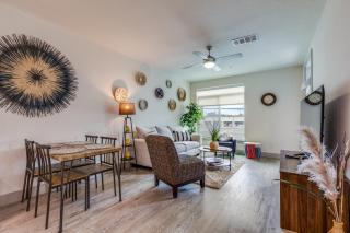 Trendy Condo on Riverwalk Free Parking Pet Friendly Centrally Located on the Riverwalk - 0